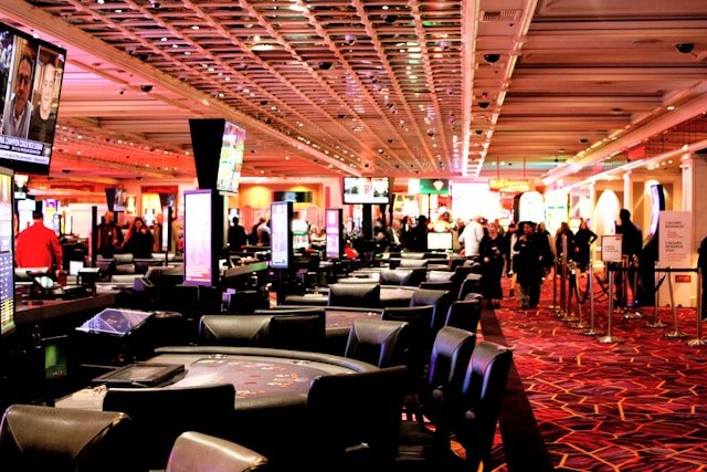 Monopoly und Bankroll-Management – überraschende Parallelen Monopoly und Bankroll-Management – überraschende Parallelen Viele von uns kennen Monopoly aus der Kindheit. Man sitzt am Tisch, würfelt, kauft Straßen, kassiert Miete und hofft, dass die anderen auf dem eigenen Hotel landen. Es fühlt sich nach Glück an. Aber wer öfter spielt, merkt schnell: Nur Glück ist es nicht. Wer sein Geld unüberlegt ausgibt, ist schnell pleite. Wer strategisch plant, bleibt länger im Spiel. Genau hier beginnt die Parallele zum Bankroll-Management. Bankroll-Management klingt nach trockener Theorie aus der Welt von Pokerturnieren oder GranaWin Fußballwetten. In Wahrheit geht es um etwas sehr Alltägliches: Wie gehe ich mit meinem Geld um, wenn Risiko im Spiel ist? Wie viel setze ich ein? Wie viel halte ich zurück? Und wie verhindere ich, dass ein einziger schlechter Moment alles zerstört? Wer Monopoly ernsthaft spielt, übt genau das – oft ohne es zu merken. Geld ist nicht nur Spielgeld Beim Start von Monopoly bekommt jeder denselben Betrag. Die Bedingungen sind fair. Trotzdem endet fast jede Runde mit einem klaren Gewinner und mehreren Verlierern. Der Unterschied liegt selten im ersten Würfelwurf. Er liegt im Umgang mit dem Kapital. Manche kaufen jede Straße, auf die sie kommen. Hauptsache besitzen. Andere sind vorsichtiger. Sie sparen, warten auf bestimmte Farbreihen oder behalten bewusst eine Reserve. Diese Reserve ist im Spiel genauso wichtig wie beim echten Bankroll-Management. Wer alles investiert und dann auf einem teuren Feld landet, muss verkaufen oder geht direkt in die Knie. Bankroll-Management bedeutet, nie das komplette Budget in eine einzige Entscheidung zu stecken. Es bedeutet, Schwankungen einzuplanen. In Monopoly sind diese Schwankungen die Würfel. Man kann sie nicht kontrollieren. Man kann nur steuern, wie stark sie einen treffen. Risiko ist planbar, auch wenn das Glück zufällig ist Viele unterschätzen bei Monopoly das Risiko. Sie sehen nur die Chance. Eine ganze Farbreihe wirkt verlockend. Hotels versprechen hohe Mieteinnahmen. Doch wer sein letztes Geld in Häuser investiert und danach dreimal hintereinander Miete zahlen muss, gerät unter Druck. Im Bankroll-Management spricht man oft von „Downswings“. Phasen, in denen einfach nichts läuft. Genau das passiert auch auf dem Monopoly-Brett. Man landet auf teuren Feldern. Man zieht ungünstige Karten. Man kommt nicht aus dem Gefängnis. Das Problem ist nicht der einzelne Rückschlag. Das Problem ist, wenn man dafür keinen finanziellen Puffer eingeplant hat. Ein guter Monopoly-Spieler denkt nicht nur an den nächsten Zug. Er denkt in Runden. Er weiß, dass er mehrmals um das Feld laufen wird. Genauso sollte man beim Umgang mit einer Bankroll denken. Nicht in einzelnen Einsätzen. Sondern in Serien. Liquidität ist wichtiger als Besitz Ein häufiger Fehler bei Monopoly ist das blinde Sammeln von Straßen. Besitz fühlt sich gut an. Aber Besitz ohne Liquidität kann gefährlich sein. Wenn man viel Eigentum hat, aber kein Bargeld, wird jede Mietzahlung zum Problem. Im echten Bankroll-Management ist Liquidität entscheidend. Wer alles gebunden hat, kann keine Schwankungen abfedern. Das klingt banal, ist aber in der Praxis schwer umzusetzen. Gerade wenn es gut läuft, neigt man dazu, mehr zu riskieren. Man fühlt sich sicher. Monopoly zwingt dazu, dieses Gefühl zu hinterfragen. Ein Spieler mit weniger Straßen, aber ausreichend Bargeld, überlebt oft länger als jemand mit einem Imperium ohne Reserve. Verhandeln, bewerten, kalkulieren Monopoly lebt von Verhandlungen. Straßen werden getauscht. Deals werden geschlossen. Doch nicht jeder Deal ist gut, nur weil er kurzfristig Vorteile bringt. Bankroll-Management bedeutet auch, Chancen realistisch zu bewerten. Was ist ein Risiko wert? Wie hoch ist die Wahrscheinlichkeit, dass sich eine Investition auszahlt? Im Spiel lernt man schnell, dass eine Farbreihe nur dann stark ist, wenn man sie ausbauen kann. Ohne Geld für Häuser bleibt sie halb so wirksam. Das gleiche Prinzip gilt für jedes riskante Vorhaben. Kapital ohne Strategie bringt wenig. Strategie ohne Kapital ebenso. Vielleicht lohnt es sich also, beim nächsten Spieleabend genauer hinzuschauen. Nicht nur, wer gewinnt. Sondern wie jemand gewinnt. Oft liegt der Unterschied nicht im Würfel. Sondern im Umgang mit dem Geld.